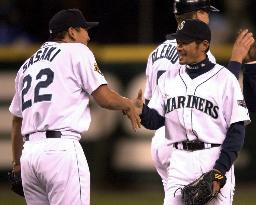 Ichiro, Sasaki share joy of victory over Rangers